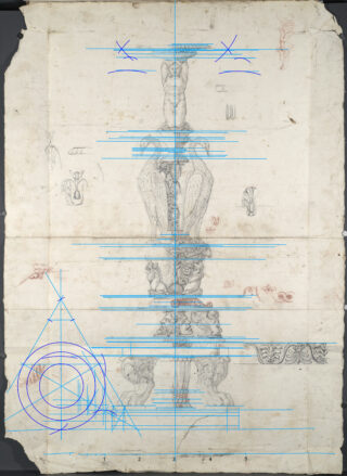 Eine detaillierte Architekturzeichnung einer verzierten Säule mit darübergelegten blauen geometrischen Linien und Kreisen, einschließlich Skizzen von dekorativen Elementen und Figuren auf gealtertem Papier.