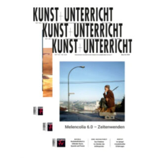 Titelbild der Zeitschrift „Kunst + Unterricht“ mit dem Foto einer Person, die auf einer Bank neben einer Straßenlaterne sitzt und eine Stadtlandschaft betrachtet; Thema der Ausgabe ist „Melencolia 6.0 – Zeitenwenden“.
