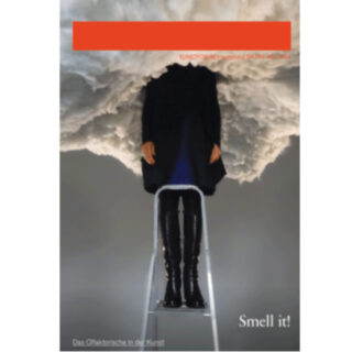 Eine Person steht auf einer Trittleiter und ihr Kopf befindet sich in einer großen künstlichen Wolke. Unten steht der Text „Smell it!“ und „Das Olfaktorische in der Kunst.“.