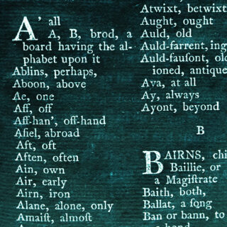 Eine Nahaufnahme einer alten Wörterbuchseite mit Definitionen von Wörtern, die mit dem Buchstaben A beginnen, darunter „A’bove“, „A’e“ und „Aff’hand“.