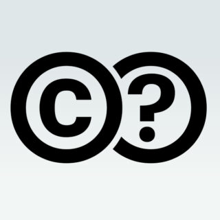Schwarzes Copyright-Symbol neben einem Fragezeichen-Symbol, beide in Kreisen, auf einem hellen Hintergrund mit Farbverlauf.