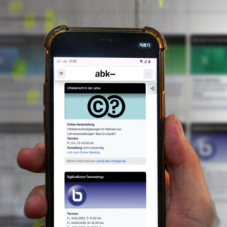 Eine Person hält ein Smartphone in der Hand, auf dem eine Veranstaltungsseite zum Thema Urheberrecht in der Lehre angezeigt wird, auf dem Bildschirm ist das Portal der abk-stuttgart geöffnet.