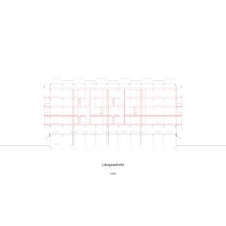 Technischer Schnittplan eines mehrstöckigen Gebäudes mit der Bezeichnung „Längsschnitt“. Innengrundrisse und Strukturelemente sind in roten und schwarzen Linien dargestellt.