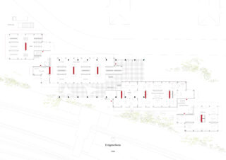 Architektonischer Grundriss eines Gebäudekomplexes im Erdgeschoss mit Räumen, Wänden, Türen, Fenstern und rot hervorgehobenen Elementen sowie umgebenden Landschaftselementen und Wegen.