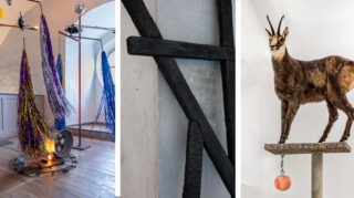 Ein Triptychon zeigt: links buntes Lametta, das mit einem Ventilator und Licht von Stangen hängt; in der Mitte verkohlte Holzbalken; rechts ein ausgestopfter Hirsch auf einem Sockel, unter dem ein orangefarbenes Objekt hängt.