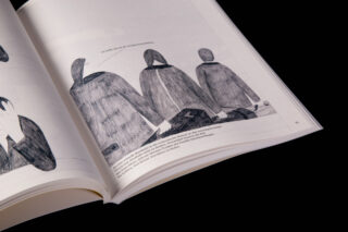 Aufgeschlagenes Buch mit einer Schwarzweiß-Illustration von drei in einer Reihe sitzenden Gestalten mit Kapuzen. Unter der Zeichnung ist deutscher Text sichtbar.