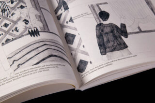 Ein aufgeschlagenes Buch zeigt Schwarz-Weiß-Illustrationen von Personen und Räumen, unter den Bildern ist auf jeder Seite deutscher Text abgedruckt.