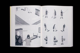 In einem offenen Buch sind in Graustufen Abbildungen von Menschen zu sehen, die putzen, Gegenstände bewegen und ein Bett machen; die rechte Seite ist in einem Rasterformat angeordnet und zeigt Schritt-für-Schritt-Aktionen.