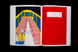 Ein illustriertes Buch zeigt eine ältere Frau und ein Kind, die in einem fast leeren Bus sitzen; die gegenüberliegende Seite hat einen roten Hintergrund mit einem weißen Rechteck mit der Aufschrift „NEGA, 1965“.