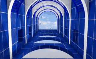 Blick nach oben auf eine Reihe blau-weiß gefliester Bögen, über denen Vögel am Himmel fliegen.