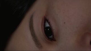 Nahaufnahme des Auges und der Augenbraue einer Person. Die Haut der Person weist in der Nähe des Auges ein auffälliges Muttermal auf. Das Bild ist so ausgerichtet, dass das Auge schräg steht.