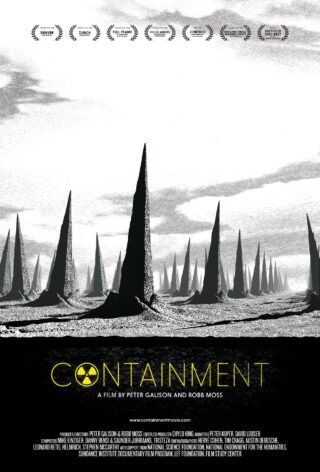 Hohe, scharfkantige, pyramidenartige Strukturen erheben sich unter einem strahlenden Himmel aus einer kargen Landschaft. Der folgende Text wirbt für den Dokumentarfilm „Containment“ von Peter Galison und Robb Moss.