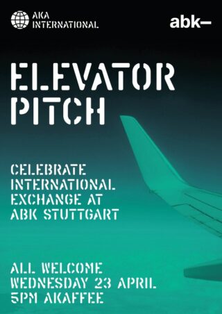 Plakat zur „Elevator Pitch“-Veranstaltung im ABK Stuttgart mit dem Foto eines Flugzeugflügels. Veranstaltung am Mittwoch, den 23. April, um 17 Uhr im Akakaffee. Alle sind herzlich willkommen.