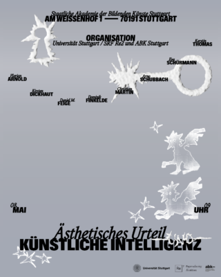 Poster mit abstrakten weißen Formen auf grauem Hintergrund, auf dem Namen und Institutionen aufgeführt sind. Der fettgedruckte Text unten lautet „Ästhetisches Urteil KÜNSTLICHE INTELLIGENZ“. In den Ecken sind Logos vorhanden.