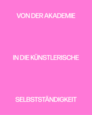 Weißer deutscher Text auf einfarbig rosa Hintergrund lautet: „VON DER AKADEMIE IN DIE KÜNSTLERISCHE SELBSTSTÄNDIGKEIT.“.
