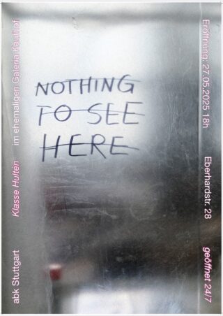 Auf einer nebligen oder reflektierenden Oberfläche steht der Text „HIER GIBT ES NICHTS ZU SEHEN“. Details zur Veranstaltung erscheinen in kleiner Schrift an den Rändern: Datum, Uhrzeit, Ort und „rund um die Uhr geöffnet“.