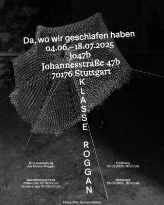 Schwarz-weißes Poster mit einer Netzskulptur und detailliertem Text zu einer Ausstellung von Klasse Roggan in Stuttgart, einschließlich Daten, Adresse und Veranstaltungsinformationen auf Deutsch.