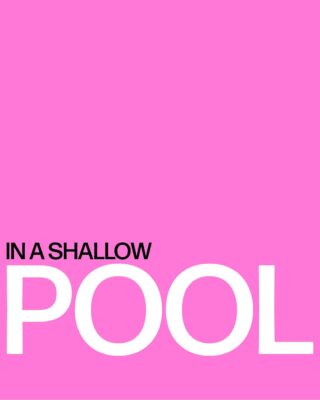 Rosa Hintergrund mit den Worten „IN A SHALLOW“ in schwarzer Schrift und „POOL“ in großer weißer Schrift unten.