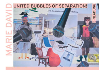 Eine Collage mit verstreuten Stühlen, Mikrofonen, cartoonartigen Figuren und gemischten Objekten, eingerahmt vom Text „MARIE DAVID UNITED BUBBLES OF SEPARATION! EINLADUNG.“.