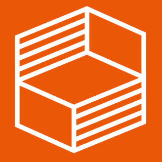 Weißes geometrisches Sechseck mit parallelen Linien im Inneren, die einen dreidimensionalen Kasteneffekt erzeugen, auf orangefarbenem Hintergrund.