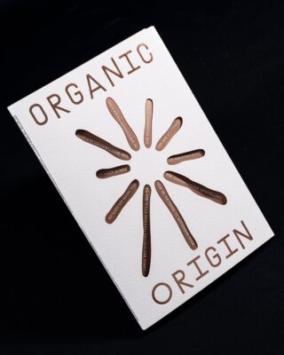 Eine weiße Broschüre mit dem Titel 