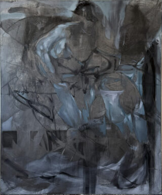 Abstraktes Gemälde in dunklen Tönen mit einem Hauch von Blau und Grau, mit verschwommenen, überlappenden Formen und Gestalten, die an eine menschliche Figur erinnern.