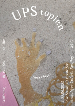 Eine bemalte Hand mit silbernen Fingernägeln erscheint auf einer strukturierten Oberfläche. Geschwungener Text kündigt „UPS Topien“ von Nora Cherki an, mit Veranstaltungsdetails und Galerieinformationen rund um das Bild.