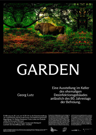 Ein großer Bison steht in einem üppigen, grünen Wald. Der Text wirbt für Georg Lutz‘ Ausstellung „GARTEN“ zum 80. Jahrestag der Befreiung in Stuttgart.
