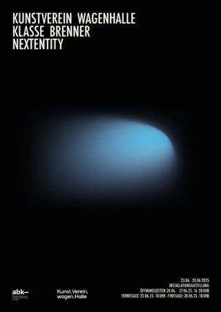 In der Mitte eines schwarzen Plakats verschwindet ein blaues, ovales Licht in der Schwärze. Weißer Text darüber listet Details zu einer Kunstausstellung im Kunstverein Wagenhalle auf.