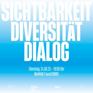 Auf dem Plakat mit großem weißen Text auf blauem Hintergrund mit Farbverlauf steht: „Sichtbarkeit Diversität Dialog“, mit Veranstaltungsdetails „Dienstag, 24.06.25 – 19:00 Uhr, WoMAN TransFORMS“ in kleinerem Text darunter.