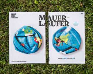 Zwei nebeneinander liegende Magazintitel auf Gras zeigen einen aufblasbaren Globus, wobei der linke Titel die linke Hälfte und der rechte Titel die rechte Hälfte des Globus zeigt.