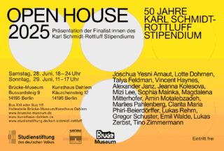 Poster für die Veranstaltung „Open House 2025“ und „50 Jahre Karl Schmidt-Rottluff-Stipendium“ mit Veranstaltungsdetails und Namen der Finalisten auf einem gelb-orangen Farbverlaufshintergrund mit kreisförmigen Formen.