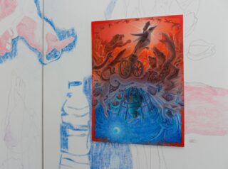 An einer Wand, die mit skizzenhaften Zeichnungen in Hellblau und Rosa bedeckt ist, hängt ein farbenfrohes Gemälde eines Streitwagens mit einer vogelköpfigen Figur, umgeben von schlangenartigen Kreaturen.