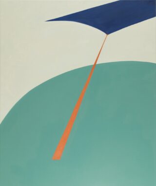 Abstraktes Gemälde mit einem blaugrünen Halbkreis unten, einer abgewinkelten orangefarbenen Linie, die sich nach oben erstreckt, und einer dunkelblauen dreieckigen Form oben auf dem Bild. Der Hintergrund ist cremefarben.