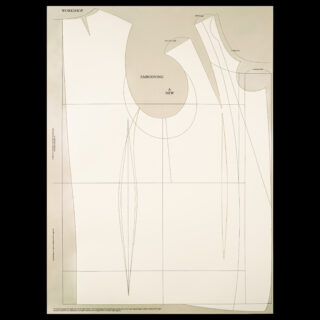 Ein Nähmuster mit skizzierten Teilen für den Bau eines Kleidungsstücks wird auf einem beigen Hintergrund dargestellt, mit verschiedenen Kerben, Abnähern und Textbeschriftungen.