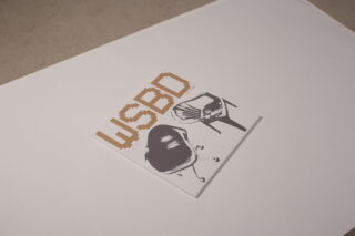 Ein quadratisches Buch oder eine Zeitschrift mit der Aufschrift 