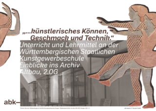 Künstlerische Collage, die eine museale Ausstellung in Schwarz-Weiß zeigt, mit zwei stilisierten Figuren, die im Vordergrund tanzen; der deutsche Text beschreibt eine Archivausstellung.