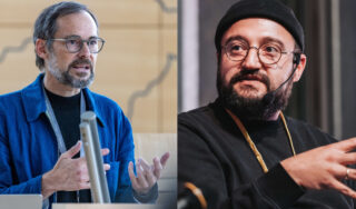 Zwei Männer sprechen auf verschiedenen Veranstaltungen, beide tragen Brillen und Mikrofone; der Mann links gestikuliert mit beiden Händen, während der Mann rechts mit einer Hand gestikuliert.