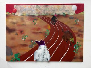 Ein surreales Gemälde von drei anthropomorphen Tieren, die auf einem Weg durch eine karge Landschaft laufen, mit Pflanzen, Felsen und einer verblassten Struktur im Hintergrund unter einem roten Himmel.