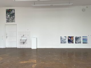 Ein Zimmer mit einem Waschbecken und Bildern an der Wand.