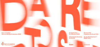 Plakat mit fetter, verschwommener roter Schrift 