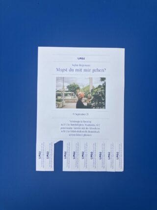 Ein auf blauer Fläche gedrucktes Flugblatt wirbt für eine Veranstaltung mit dem Titel 