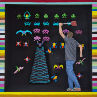 Ein Mann mit einer Fliegenklatsche steht vor einer Wand mit verpixelten Alien-Figuren aus einem Retro-Videospiel, die sich in einem bunten, gestreiften Rahmen befinden.