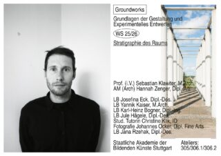 Ein Mann steht in einem Innenraum neben einem Plakat mit Informationen über den Kurs, auf dem Ausbilder und Einzelheiten aufgeführt sind, während rechts ein mit Säulen versehener Außenweg zu sehen ist.