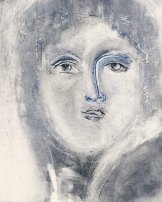 Abstraktes, monochromes Porträt des Gesichts einer Person mit weichen Schattierungen, betonten Gesichtszügen und neutralem Ausdruck.