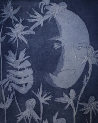 Eine monochrome Illustration eines Gesichts, das teilweise im Schatten liegt und einen neutralen Ausdruck hat, umgeben von Blumen und einer Hand, die hinter den Blüten hervorlugt.