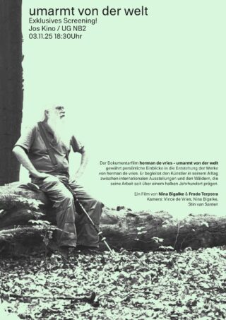 Auf einem Werbeplakat für eine Dokumentarfilmvorführung sitzt ein älterer Mann mit einem langen weißen Bart auf einer Steinbank im Freien, umgeben von Laub.