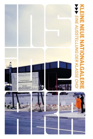 Foto eines modernistischen Glasgebäudes mit Menschen im Freien; fetter weißer Text überlagert das Bild, mit orangefarbenem und schwarzem deutschen Text auf der rechten Seite, der eine Kunstausstellung beschreibt.