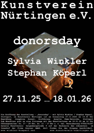 Eine rostige Metallspendenbox mit einem Schlitz und einem Schlüsselloch steht in der Mitte vor einem schwarzen Hintergrund, über dem in weißer Schrift Angaben zur Veranstaltung stehen.