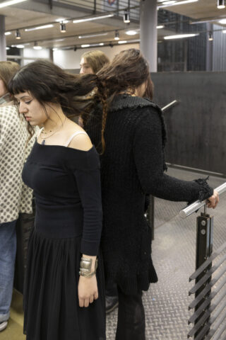 Eine Frau steht neben einer anderen Frau.